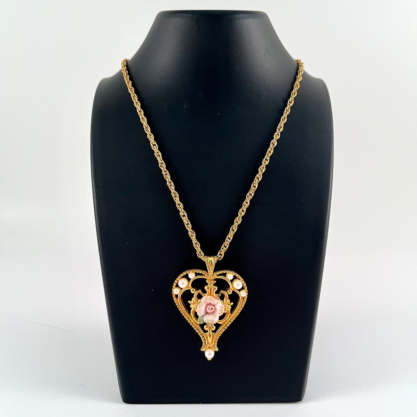 1995 Avon Victorian Style Heart Necklace